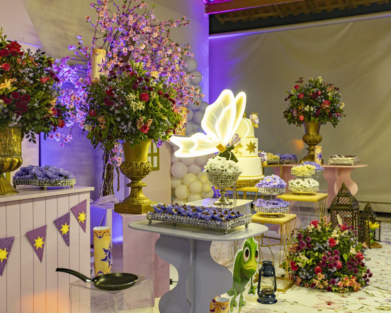 Decoração temática e mesa de doces para festa de 15 anos