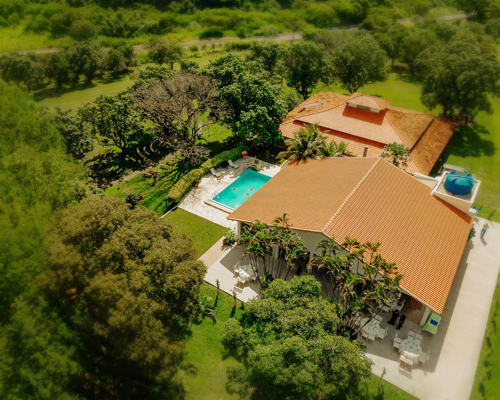Vista aérea da chácara, piscina e área verde